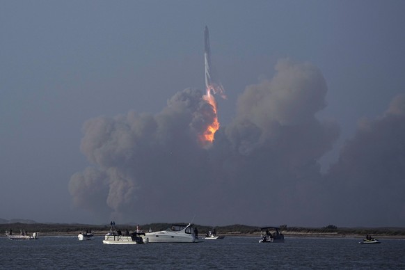 20.04.2023, USA, Boca Chica: Das Raumschiff von SpaceX startet von der Starbase in Boca Chica. Der erste Testflug des bisher längsten jemals gebauten Raketensystems «Starship» ist wenige Minuten nach  ...