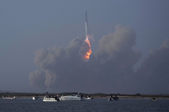 20.04.2023, USA, Boca Chica: Das Raumschiff von SpaceX startet von der Starbase in Boca Chica. Der erste Testflug des bisher längsten jemals gebauten Raketensystems «Starship» ist wenige Minuten nach  ...