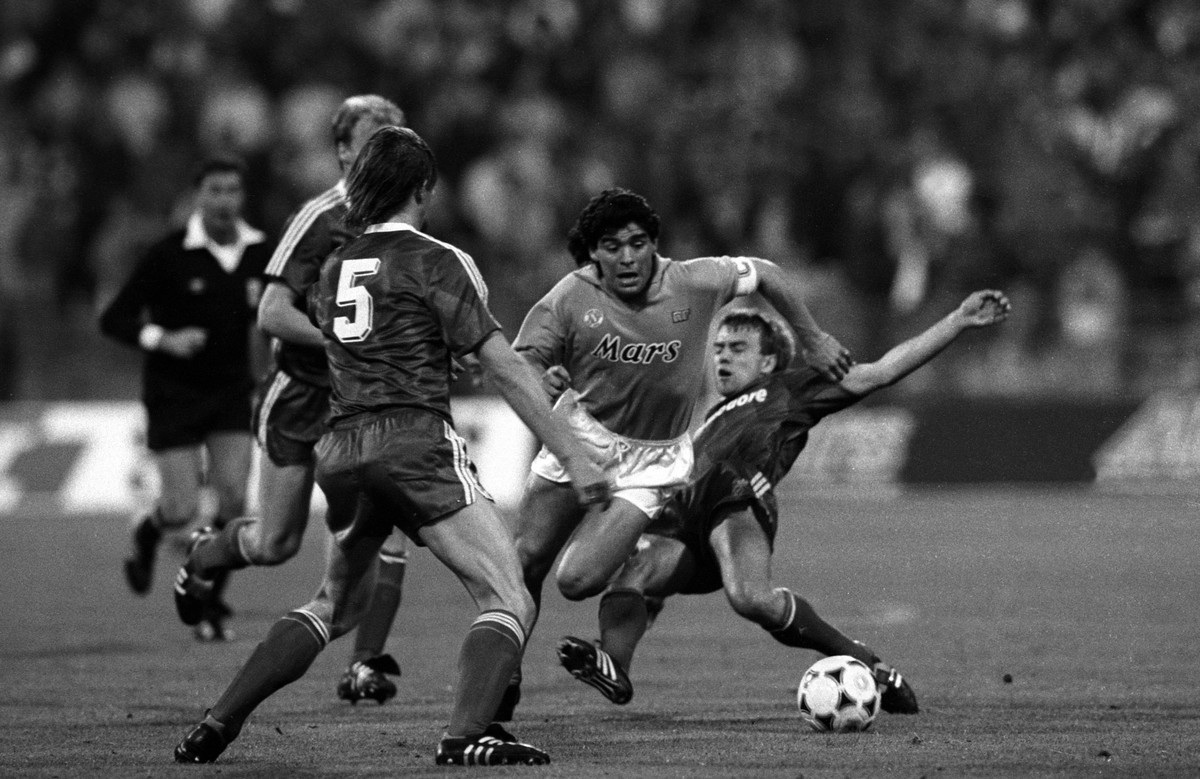 Bildnummer: 09065911 Datum: 19.04.1989 Copyright: imago/Ferdi Hartung
FC Bayern München - SSC Neapel 2:2 - Diego Armando Maradona (Neapel, Mitte) gegen Hans Dieter Flick (re.) und Klaus Augenthaler (b ...