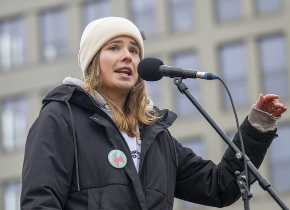 ARCHIV - 03.03.2023, Berlin: Klimaschutz-Aktivistin Luisa Neubauer spricht w�hrend der Kundgebung von Fridays for Future auf der B�hne. (zu dpa �Klimaaktivistin Neubauer: Verkehrsminister Wissing muss ...