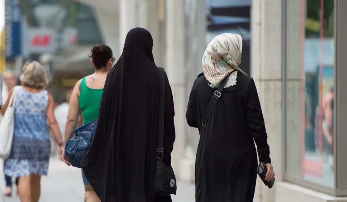 Abayas werden in französischen Schulen verboten.