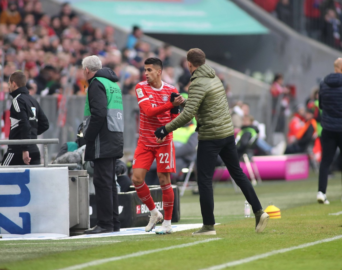 München, Deutschland 11. Februar 2023: Fussball, Herren, Saison 2022/2023, FC Bayern München - VFL Bochum, Bundesliga, Allianz Arena Joao Cancelo FC Bayern München li. wird abgeklatscht von Julian Nag ...