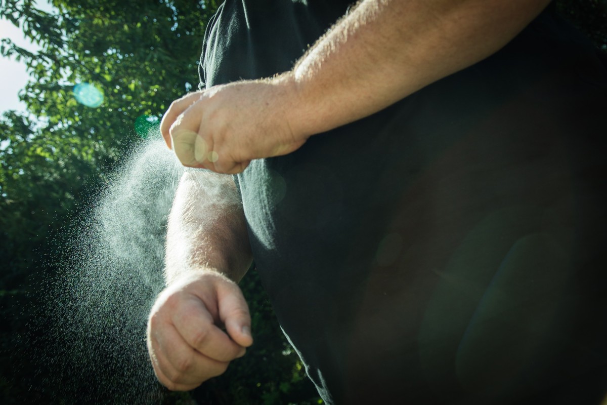 ILLUSTRATION - Das Mückenspray wird direkt auf die Haut gesprüht - im Test hielt der Geruch ungefähr zwei Stunden. (zu dpa: «DIY-Hack: Mückenspray mit Zitronensaft selbst herstellen») Foto: Christin K ...
