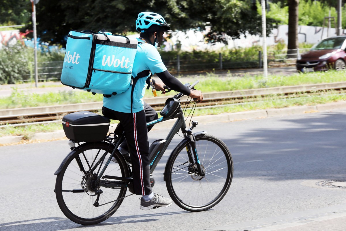 29.07.2021, Berlin - Deutschland. Lieferdienste sind im Stadtbild allgegenw�rtig, hier ein Wolt Fahrer. *** 29 07 2021, Berlin Germany Delivery services are ubiquitous in the cityscape, here a Wolt dr ...