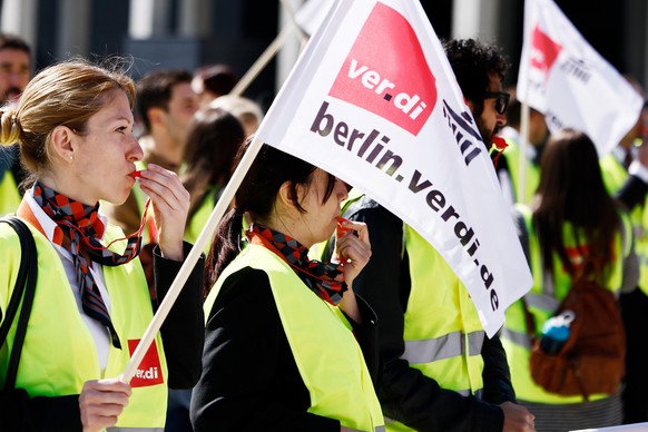 SCHOENEFELD, GERMANY - APRIL 27: Cabin crews of discount airliner EasyJet gather to demand more pay at Berlin Brandenburg Airport on April 27, 2022 in Schoenefeld, Germany. According to the Ver.di lab ...