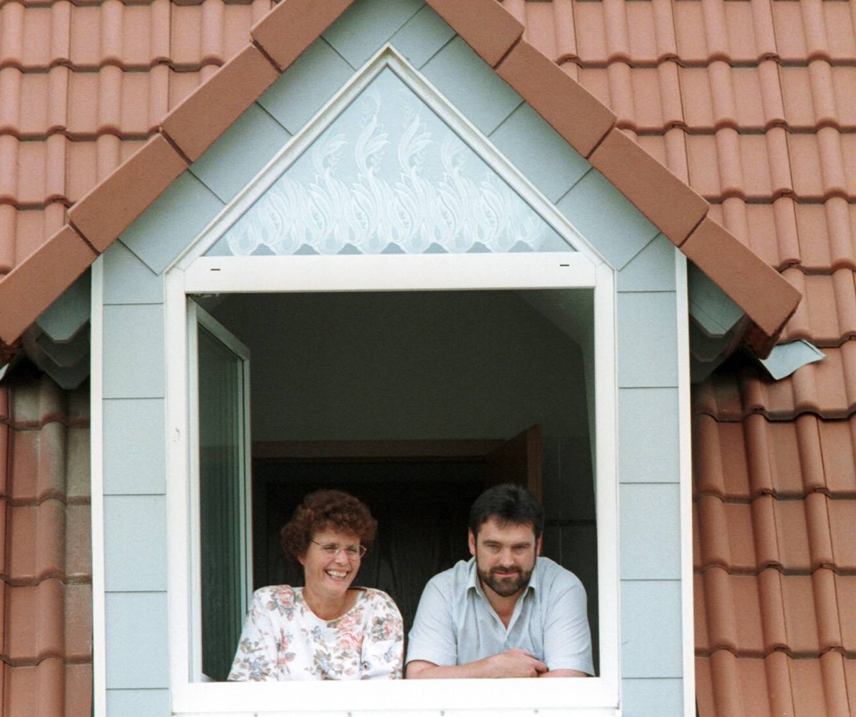 Bildnummer: 51168507 Datum: 01.06.2000 Copyright: imago/bonn-sequenz
Paar lehnt am Fenster einer Dachwohnung, Personen , optimistisch , Freude , Symbolfoto; 2000, Wohnung, Wohnungen, Dachgeschoss, Dac ...
