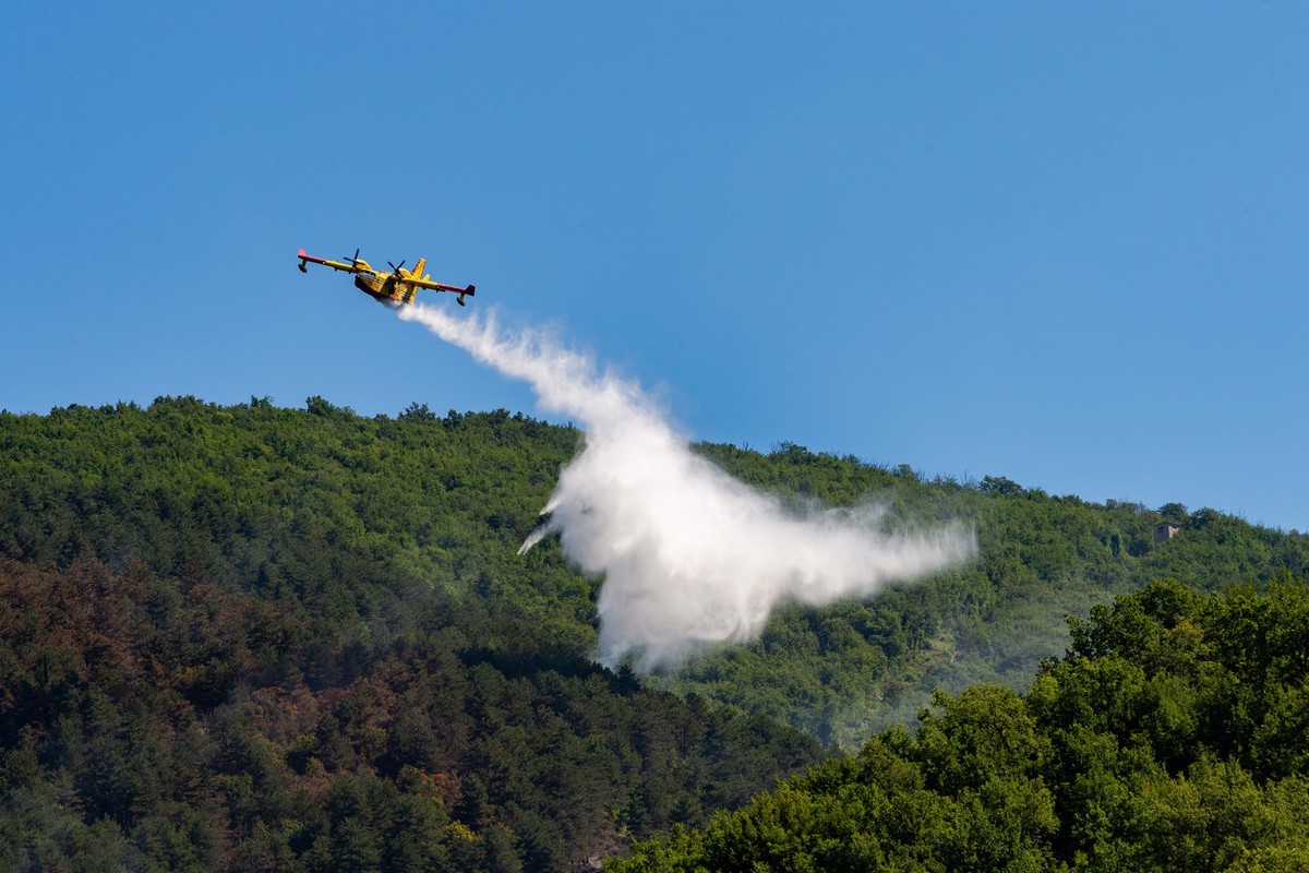 10.07.2025, Italien, Macchiole di Lisciano: Eine Canadair CL-415 der Feuerwehr hat auf einen Waldbrand in Macchiole di Lisciano in der Provinz Rieti reagiert. Foto: Gianluca Vannicelli/IPA via ZUMA Pr ...