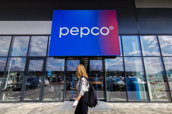 Big Companies In Poland Pepco logo is seen on Pepco discount store in Andrychow, Poland on April 23, 2022. Krakow Poland PUBLICATIONxNOTxINxFRA Copyright: xBeataxZawrzelx originalFilename: zawrzel-big ...