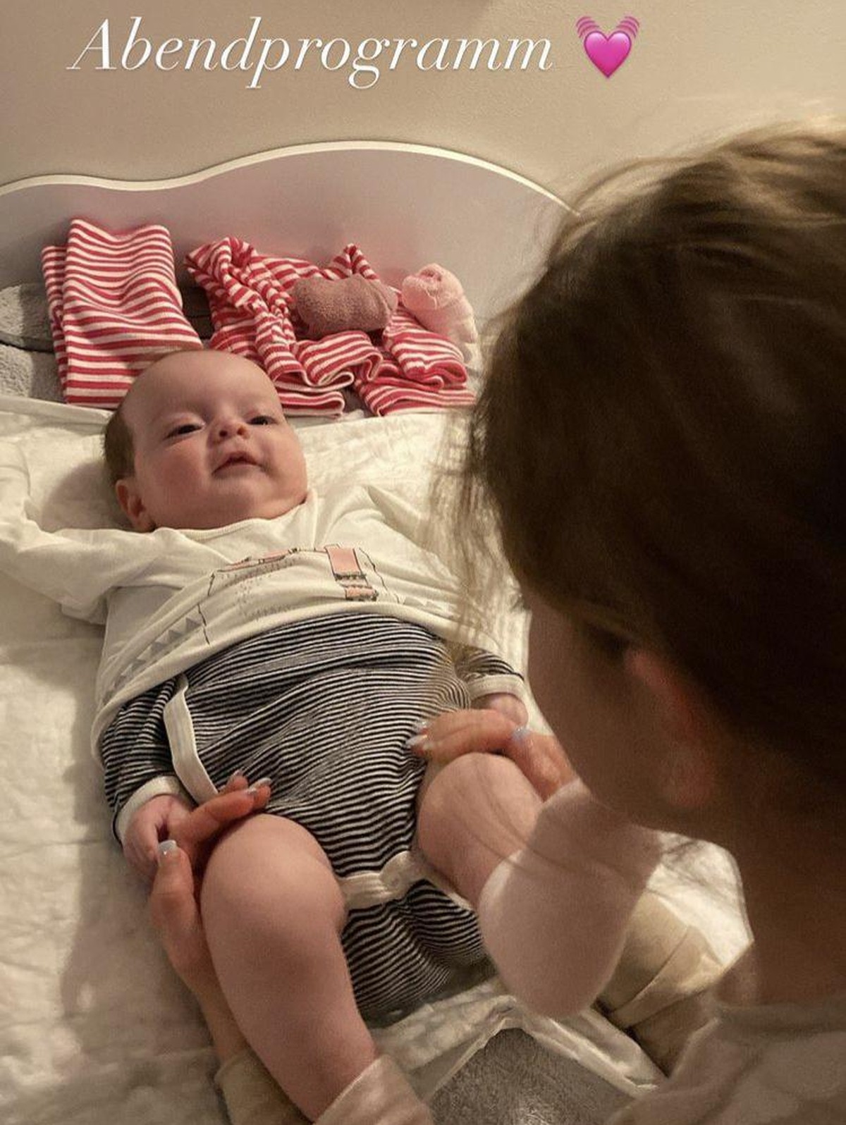 Sanfte Babygymnastik soll gegen die Bauchschmerzen helfen.