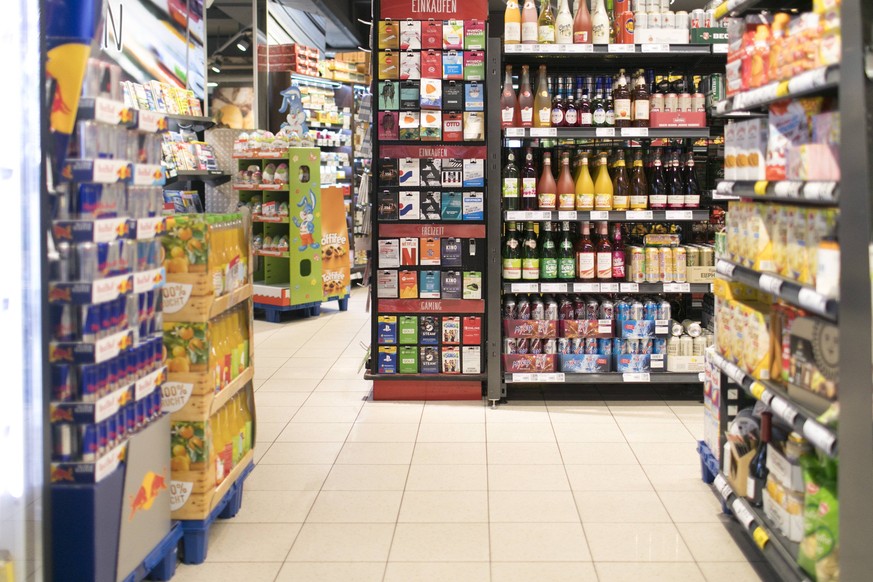 Getraenkeabteilung in einem Supermarkt, Bonn, 27.03.2019. Aufsteller mit Gutscheinen neben Regalen mit Getraenken. Bonn Deutschland *** Drinks department in a supermarket Bonn 27 03 2019 Display with  ...