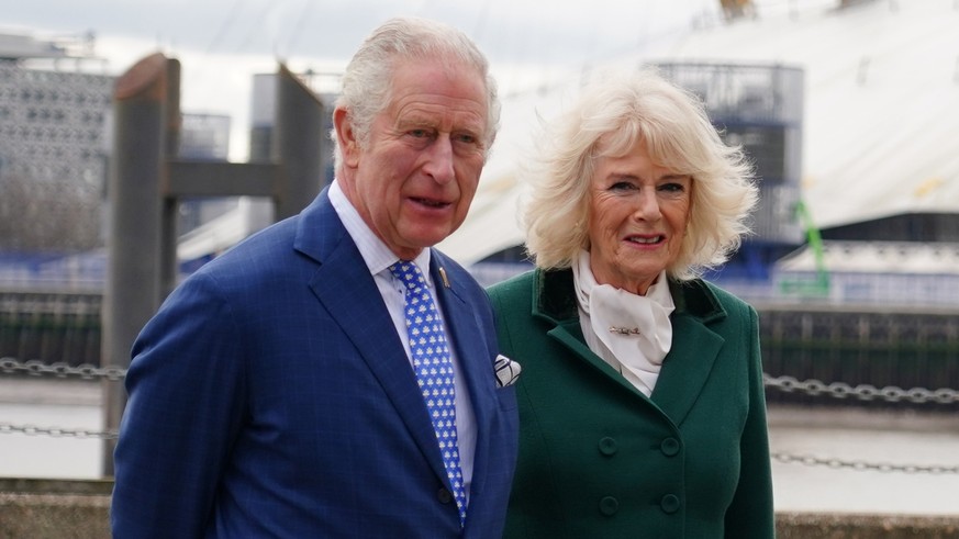 ARCHIV - 03.02.2022, Großbritannien, London: Charles (l-r), damaliger Prinz von Wales und Gründer und Präsident der Stiftung «The Prince&#039;s Foundation», und seine Frau Camilla treffen zu einem Bes ...