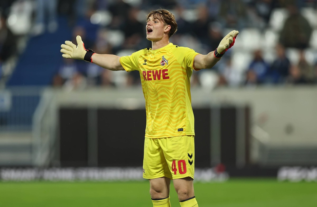 18.10.2024, xdcx, Fussball 2. Bundesliga, SV Darmstadt 98 - 1. FC Köln, emonline, emspor, despor, v.l., Torwart Jonas Urbig 1. FC Köln gibt Anweisungen, gestikuliert, mit den Armen gestikulieren gives ...