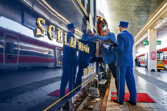 Passengers of Belmond Venice Simplon Orient Express luxury train stoped at Venezia Santa Lucia railway station the central railway station in Venice Italy. An icon of art deco design. Rekindle the rom ...