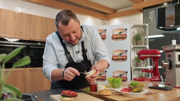 Bildunterschrift: Sebastian Lege testet die Veggie-Burger aus dem Supermarkt.