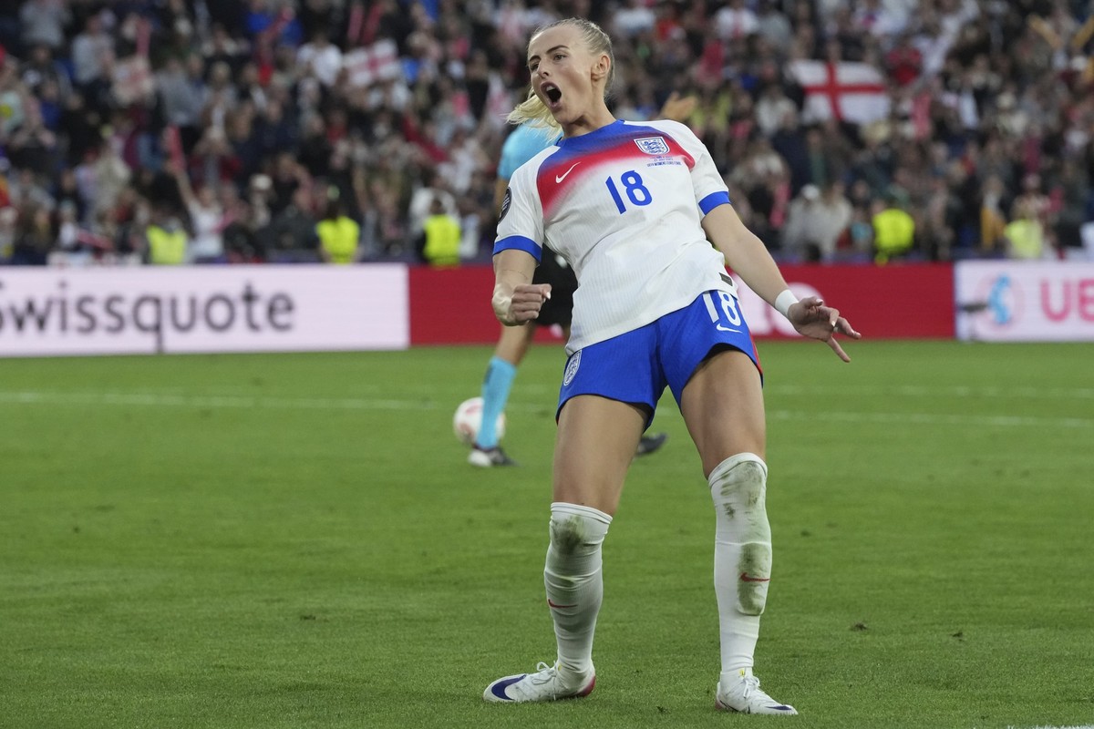 England&#039;s Chloe Kelly celebrates after scoring the winning penalty of the Women&#039;s Euro 2025 final soccer match between England and Spain at St. Jakob-Park in Basel, Switzerland, Sunday, July ...