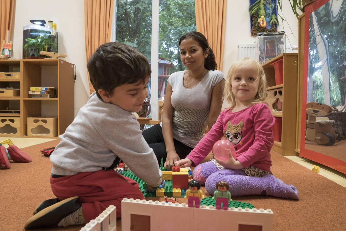 Bundesfreiwilligendienst Weltwaerts Nord-Süd Bundesfreiwillige Maikely Hudiel dâÄÖAvila (Nicaragua) arbeitet mit Kindern in der Kindertagesstätte Mehlhausen des Deutschen Roten Kreuzes in Bielefeld, 1 ...