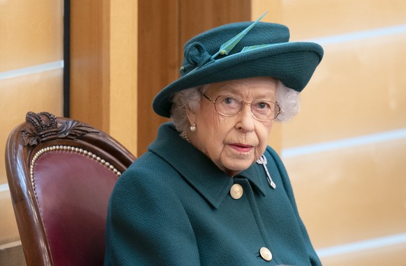 ARCHIV - 02.10.2021, Gro�britannien, Edinburgh: K�nigin Elizabeth II. von Gro�britannien sitzt im Plenarsaal des schottischen Parlaments in Edinburgh. (zu dpa &quot;Queen-Jubil�um und Andrew-Sorgen: W ...