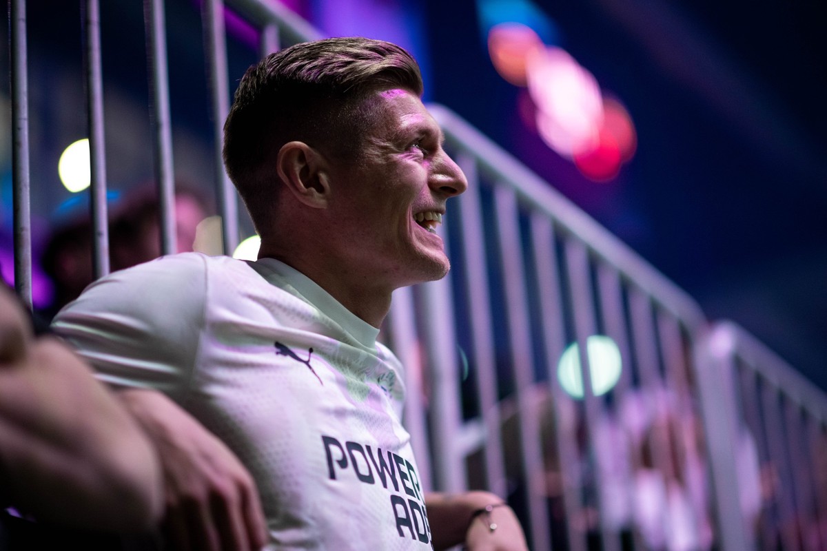 10.03.2025, Nordrhein-Westfalen, Düsseldorf: Fußball: Icon League mit Toni Kroos. Toni Kroos steht vor seinem Spiel am Spielfeldrand und guckt ein Spiel an. Foto: Fabian Strauch/dpa +++ dpa-Bildfunk + ...