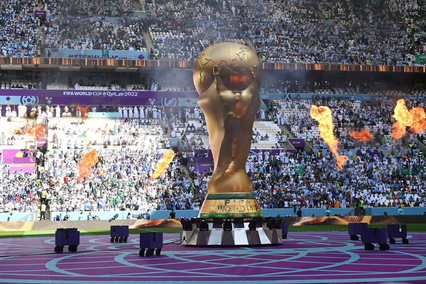 Fussball, Herren, Saison 2022/23, WM in Katar, Gruppe C 1. Spieltag, Argentinien - Saudi-Arabien im Lusail Iconic Stadium in Lusail, Der WM Pokal in