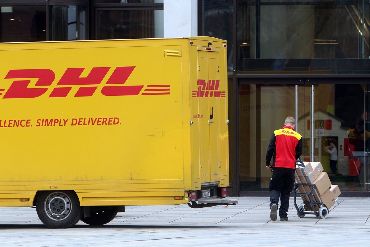 DHL Zusteller und Lieferwagen in der Innenstadt von Wiesbaden, Hessen, Deutschland *** DHL delivery staff and delivery vans in the city centre of Wiesbaden Hessen Germany
