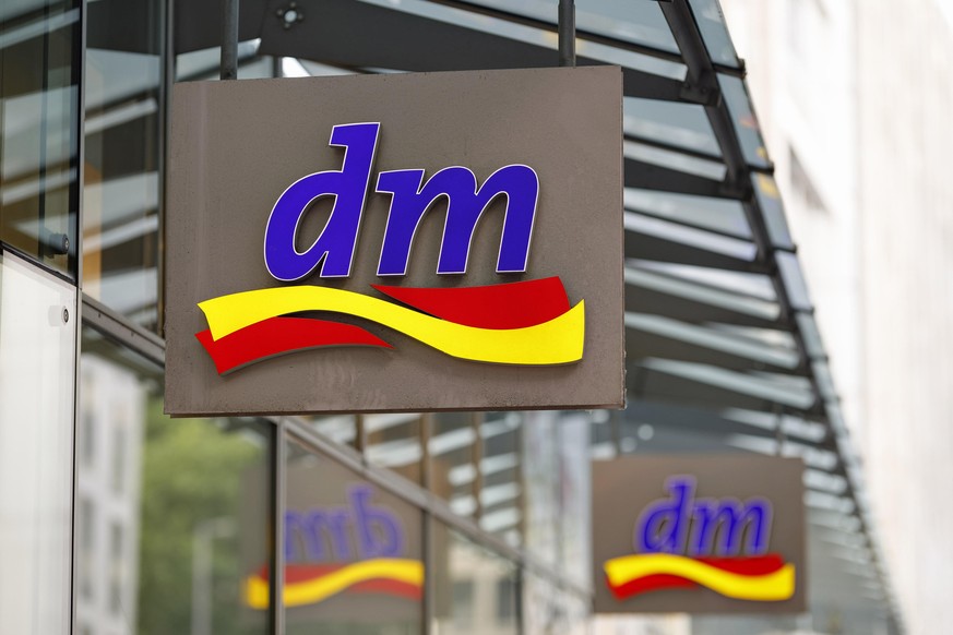 Logo an einem dm-Markt in der Innenstadt. Köln, 08.06.2020