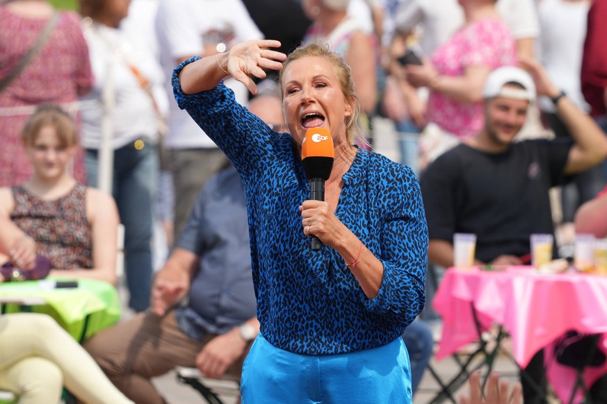 ZDF-Fernsehgarten Andrea Kiwi Kiewel in der Unterhaltungsshow ZDF Fernsehgarten am 21.05.2023 in Mainz. Mainz ZDF Fernsehgarten Rheinland-Pfalz *** ZDF Fernsehgarten Andrea Kiwi Kiewel in the entertai ...