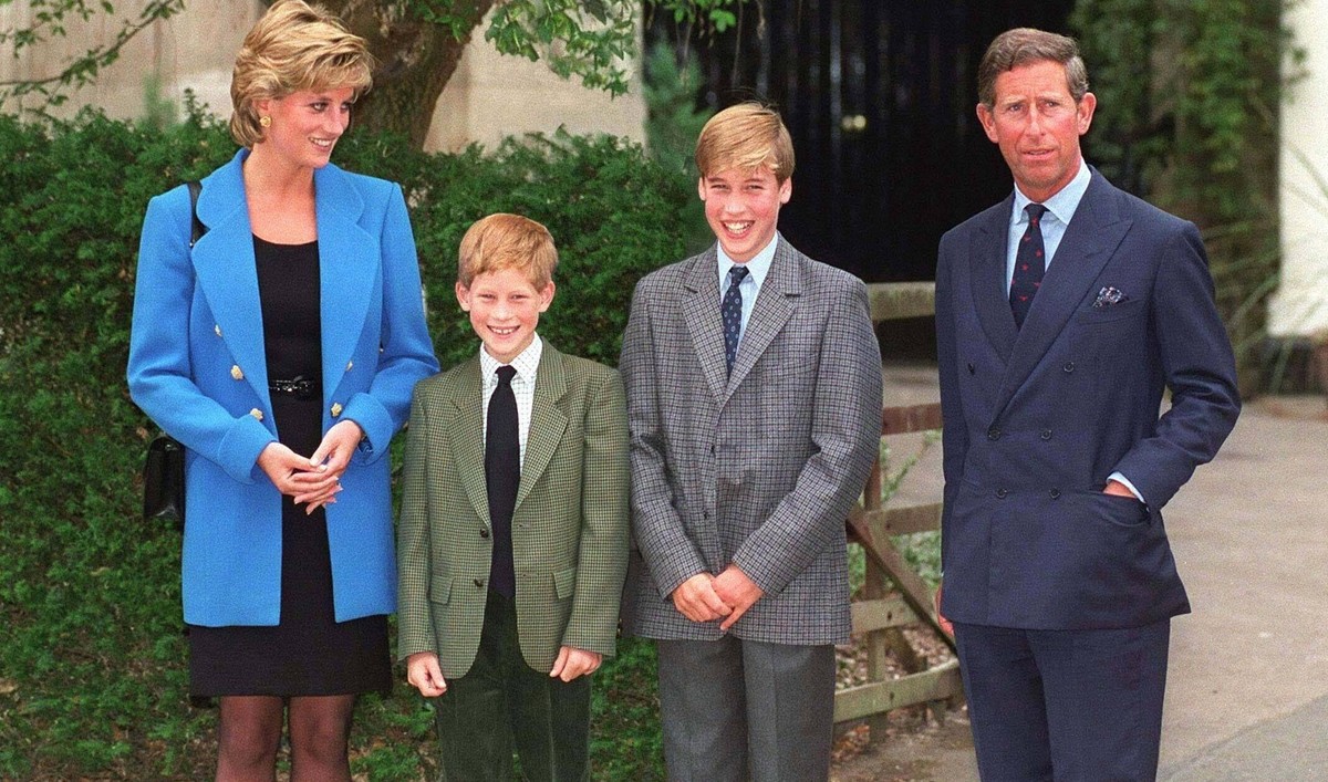 Apr. 12, 2006 - ENGLAND - WILLIAM STARTS SCHOOL AT ETON ..PRINCESS DIANA,PRINCE Harry,PRINCE WILLIAM &amp; PRINCE CHARLES AT ETON COLLEGE..A18497.09-06-1995. DAVE CHANCELLOR-- PUBLICATIONxINxGERxSUIxA ...
