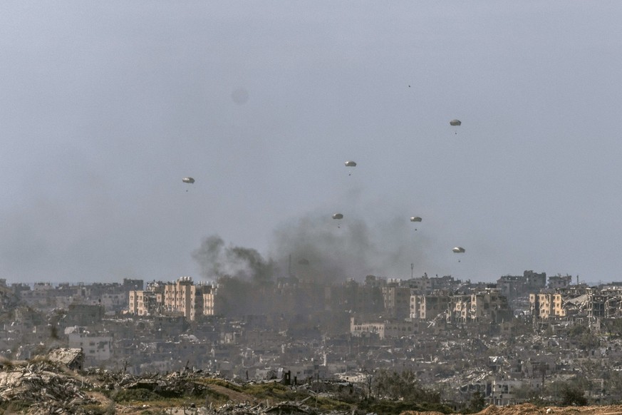 07.03.2024, Israel, Sderot: Internationale Flugzeuge, von Sderot aus betrachtet, werfen Hilfsgüter für die Palästinenser im nördlichen Gaza-Streifen ab. Foto: Ilia Yefimovich/dpa +++ dpa-Bildfunk +++