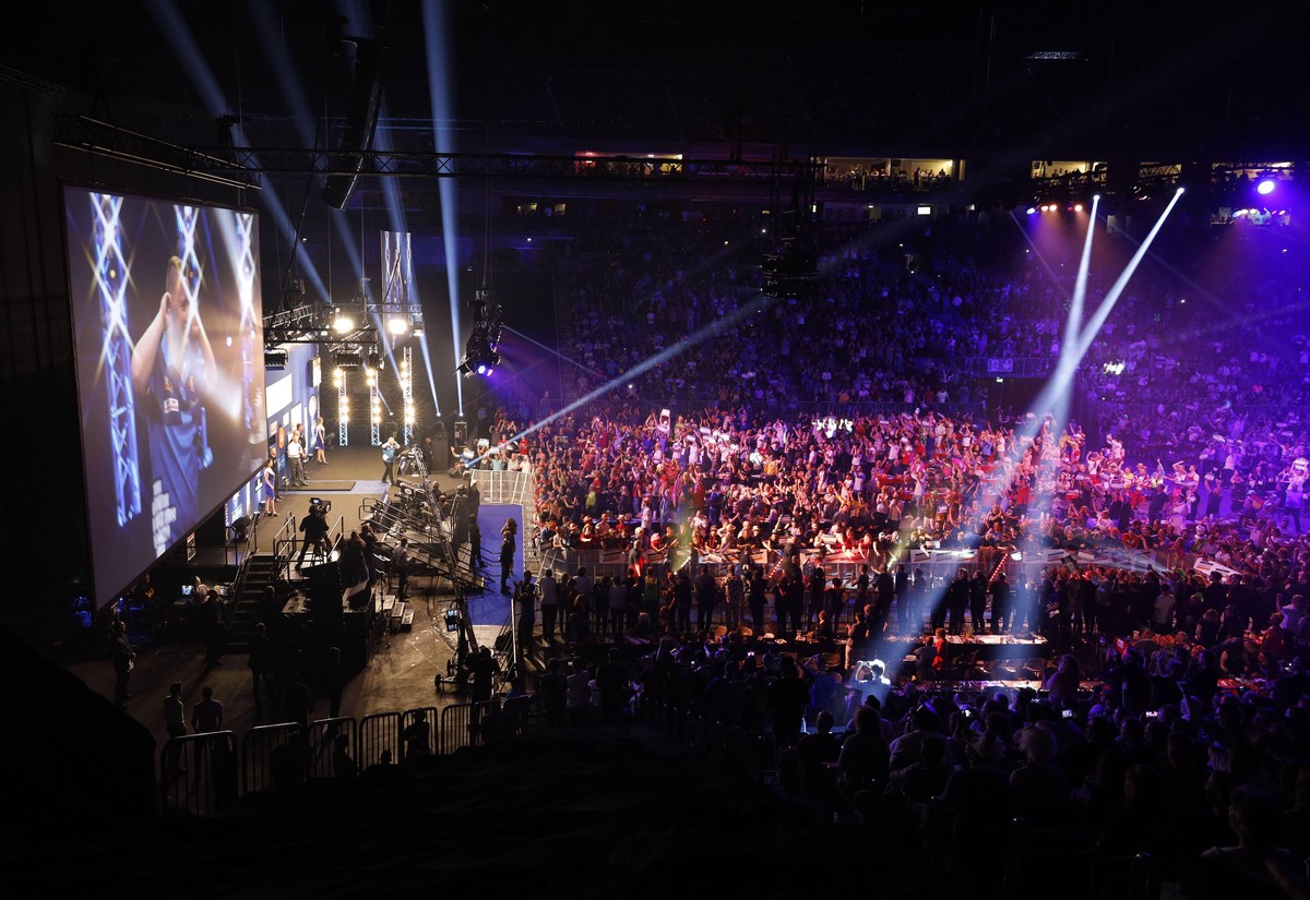Köln, Deutschland, German Darts Masters, Turnier am 13.07.2019 in der Lanxess - Arena in Köln Das Publikum in der Kölner Lanxess Arena feiert beim Auftritt im Viertelfinale Martin SCHINDLER (GER) *** ...