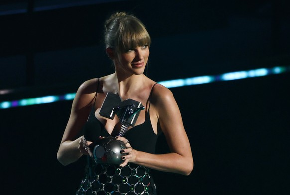 dpatopbilder - 13.11.2022, Nordrhein-Westfalen, D�sseldorf: Taylor Swift freut sich �ber die Auszeichnung in der Kategorie &quot;Best Longform Video&quot; bei der Verleihung der MTV Europe Music Award ...