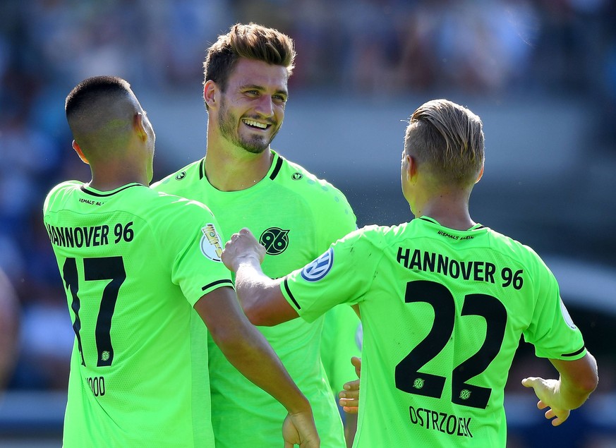 19.08.2018, xfux, Fussball DFB Pokal 1.Runde, Karlsruher SC - Hannover 96, emspor, v.l. Bobby Wood (Hannover 96), Hendrik Weydandt (Hannover 96), Matthias Ostrzolek (Hannover 96) Torjubel, Goal celebr ...