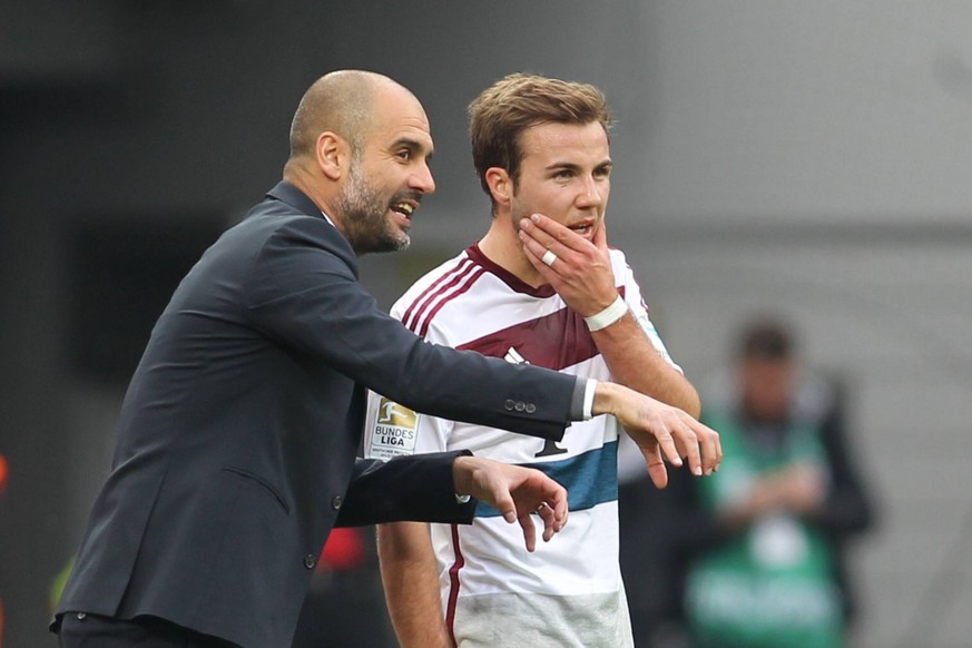 Trainer Pep Guardiola (FC Bayern Muenchen) gibt Mario Goetze (FC Bayern Muenchen 19) Anweisungen Bayer 04 Leverkusen vs FC Bayern Muenchen, Fussball, 1. Bundesliga, 02.05.2015, Foto: Schueler/Eibner E ...