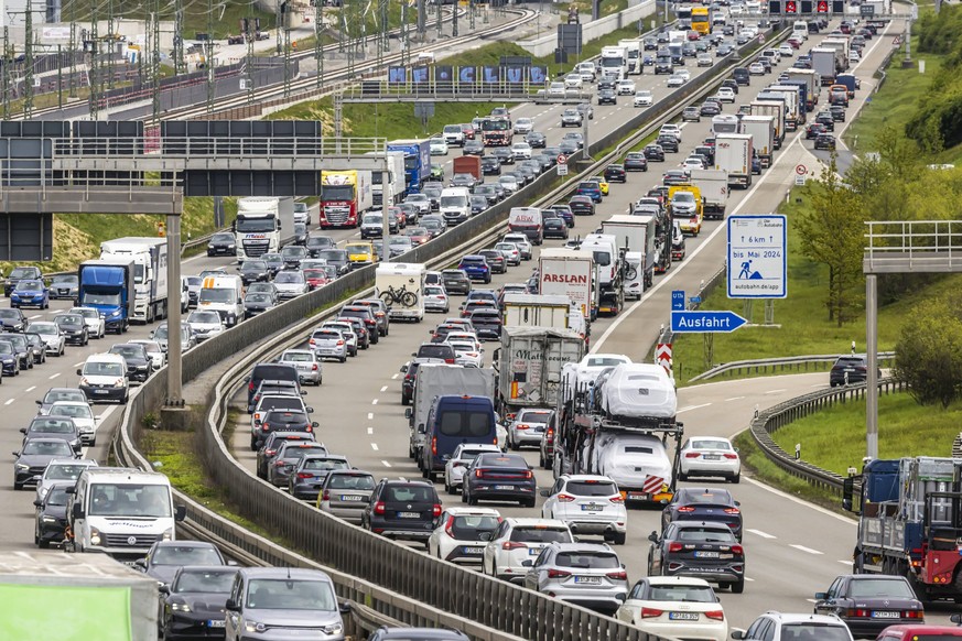 Autobahn A8 am Flughafen Stuttgart mit Bosch-Parkhaus. Die 440 Meter lange Konstruktion bietet 4200 Fahrzeugen Platz. Bosch hat die Namensrechte, der stilisierte Zündanker misst 12 Meter im Durchmesse ...