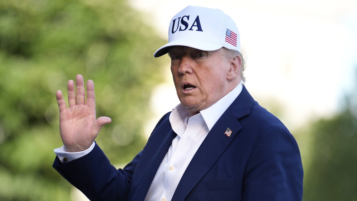 July 6, 2025, Washington, District Of Columbia, USA: United States President DONALD J TRUMP waves to reporters on the South Lawn of the White House in Washington, D.C., as he returns to Washington aft ...