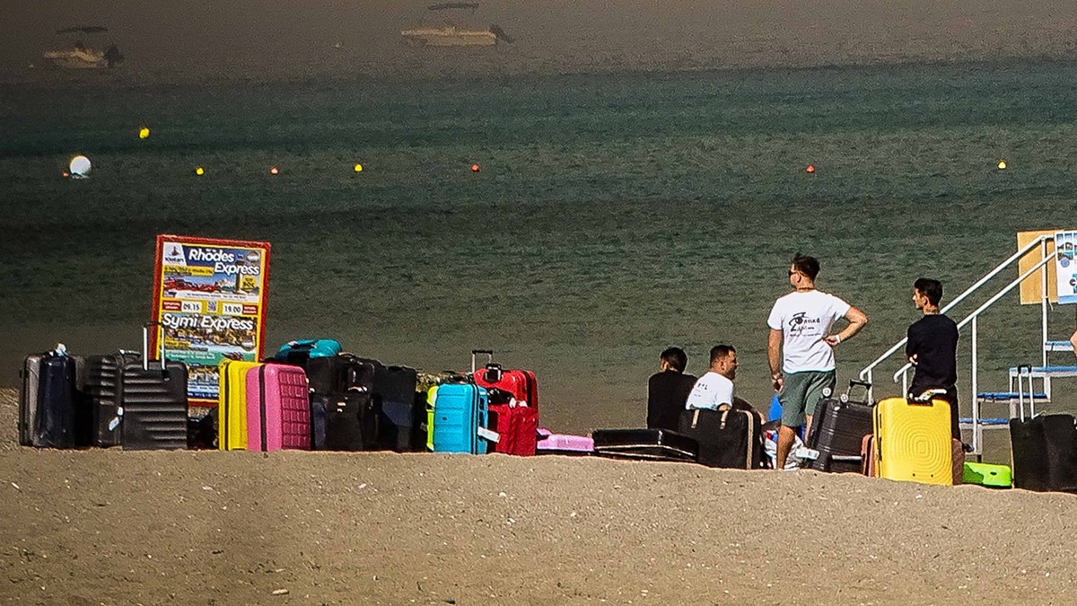 dpatopbilder - 22.07.2023, Griechenland, Rhodos: Menschen warten auf der griechischen Insel Rhodos darauf, vor den katastrophalen Waldbr