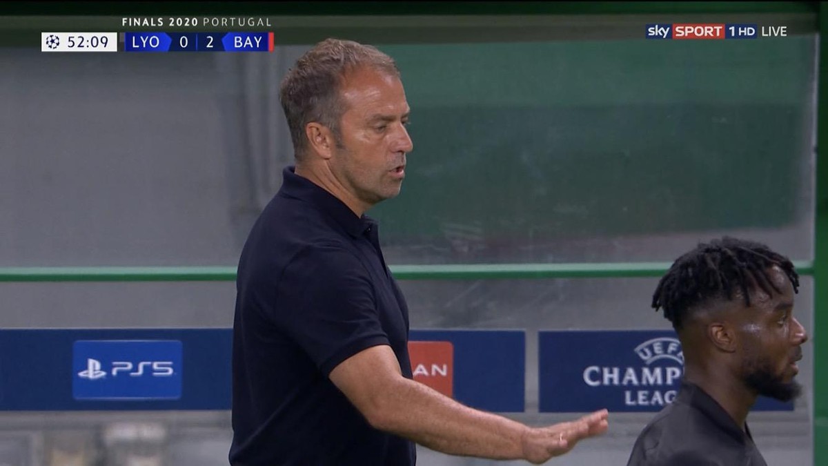 Beruhigende Geste von Hansi Flick in Richtung seiner Spieler.