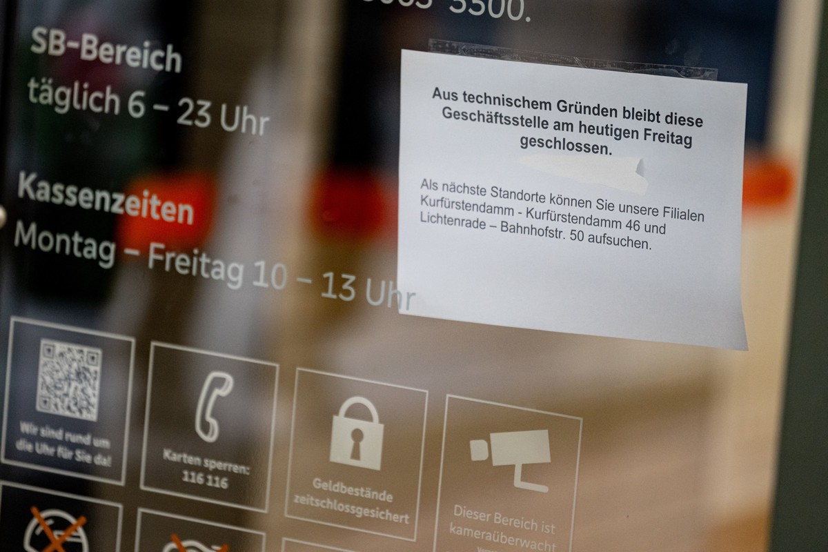 09.02.2024, Berlin: Nach einem Überfall hängt ein Zettel mit dem Hinweis auf eine temporäre Schließung einer Bankfiliale. Auf dem Mariendorfer Damm wurde am Freitag Morgen vor einer Bankfiliale ein Ge ...