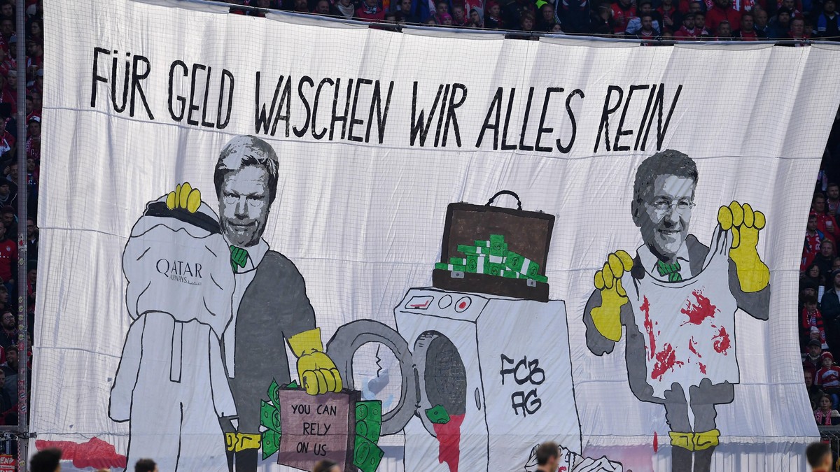 Fussball 1. Bundesliga Saison 2021/2022 11. Spieltag FC Bayern Muenchen - SC Freiburg 06.11.2021 Ein Plakat der FC Bayern Ultras in der Suedkurve der Allianz Arena gegen die Partnerschaft des FC Bayer ...