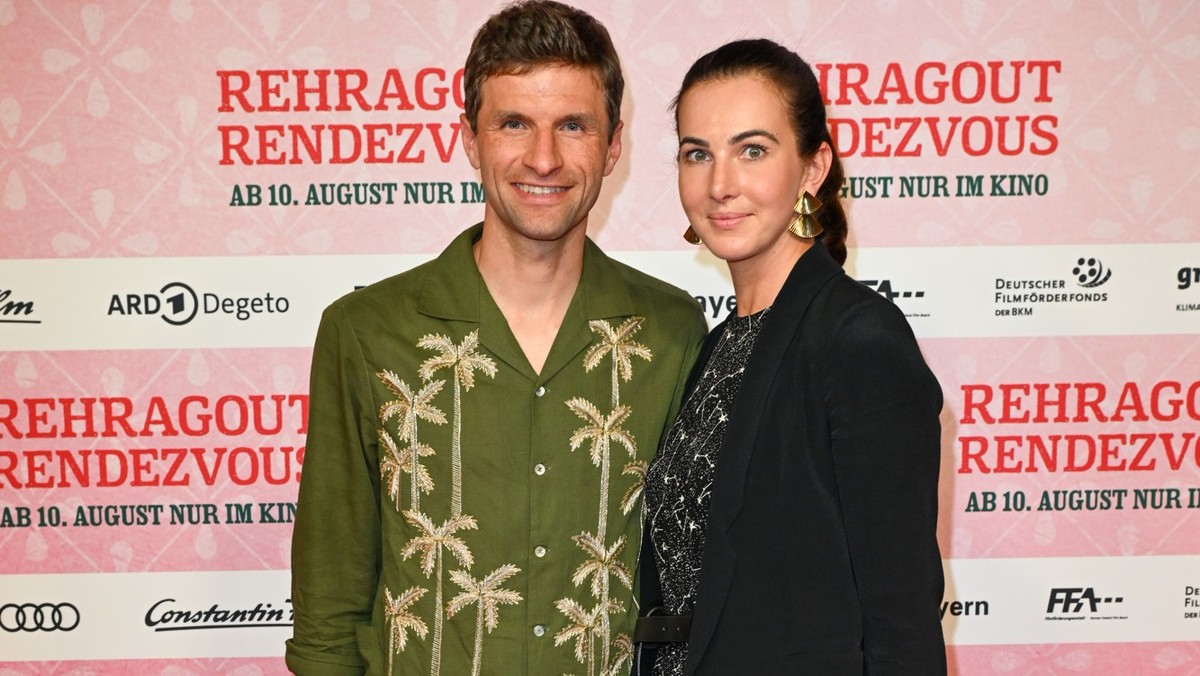 MUNICH, GERMANY - JULY 31: Thomas Müller and his wife Lisa Müller attend the Premiere for "Rehragout Rendezvous" at Mathaeser Filmpalast on July 31, 2023 in Munich, Germany. (Photo by Hannes ...