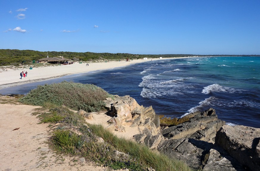 ARCHIV - 02.05.2016, Spanien, Campos: Der Strand Es Trenc bei Ses Salines. Ein Mann, der 2018 hier vor der K