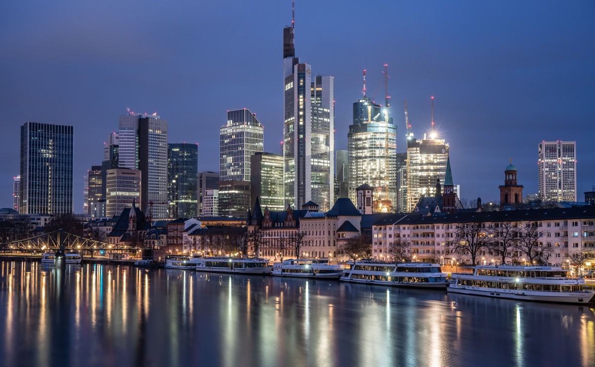 ARCHIV - 04.02.2023, Hessen, Frankfurt/Main: Ruhig fließt der Main am frühen Morgen vor der Kulisse der Frankfurter Skyline mit den Türmen der Banken vorbei. Aus Sicht der EU-Kommission werden bei Pro ...