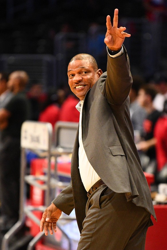 LOS ANGELES, CA - OCTOBER 09: Los Angeles Clippers head coach Doc Rivers points to the Denver Nuggets bench before a NBA Basketball Herren USA preseason game between the Denver Nuggets and the Los Ang ...