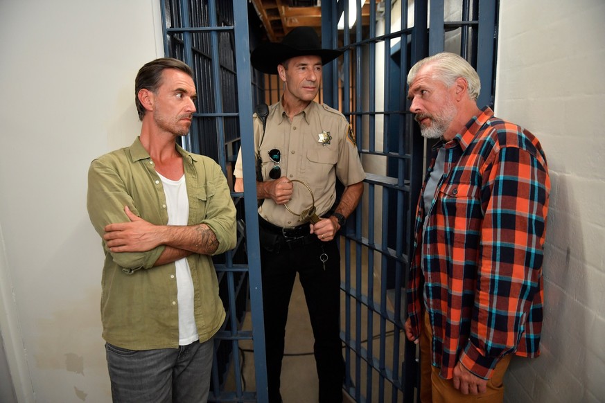 Nach der Verhaftung durch Sheriff Steve McCrown (Kai Pflaume, M.) droht Max Parger (Florian Silbereisen, l.) und Martin Grimm (Daniel Morgenroth, r.) eine Nacht in der Gef