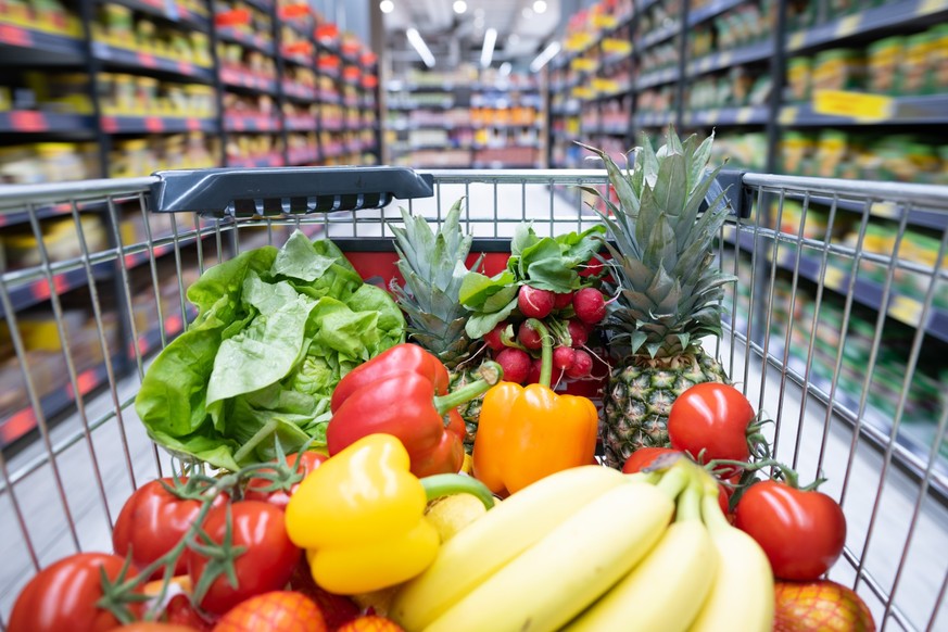 ARCHIV - 17.01.2023, Sachsen, Dresden: Ein Einkaufskorb mit Obst und Gemüse steht in einem Supermarkt. Auch im Supermarkt wurde in den vergangenen Monaten vieles teurer. Immerhin: Bei Obst und Gemüse  ...