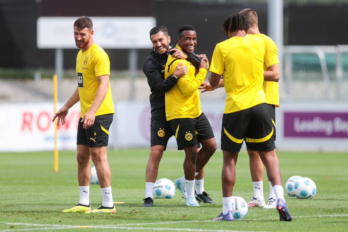 08.08.2024, Fussball, Trainingslager von Borussia Dortmund in Bad Ragaz, Tag 8, Trainer Nuri Sahin Borussia Dortmund umarmt Youssoufa Moukoko Borussia Dortmund und lacht, Bad Ragaz Grand Resort Bad Ra ...