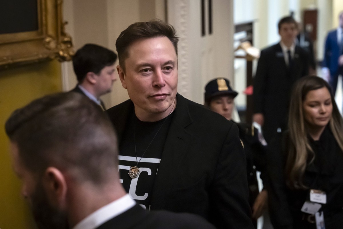 ARCHIV - 05.03.2025, USA, Washington: Elon Musk verlässt nach einem Treffen mit Republikanern im Senat das Kapitol. (zu dpa: «Musk: Bei Abschaltung von Starlink bricht Ukraine zusammen») Foto: Ben Cur ...