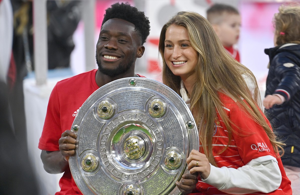 Alphonso DAVIES (Bayern Muenchen) mit Freundin Jordyn Huitema mit Schale,Meisterschale,Cup,Trophaee. Fussball 1. Bundesliga Saison 2021/2022, 33.Spieltag, Spieltag33. FC Bayern Muenchen-VFB Stuttgart ...