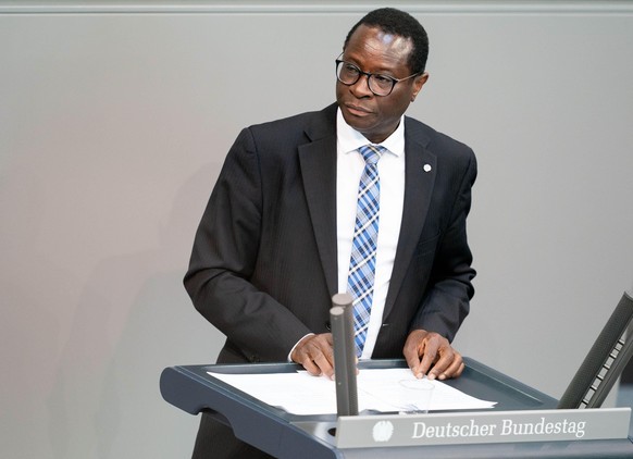 28.05.2020, Berlin: Karamba Diaby (SPD) spricht in der Debatte im Plenum im Bundestag. Der Deutsche Bundestag befasst sich in seiner 163 Sitzung unter anderem mit der Globalen Gesundheit, dem Corona-S ...