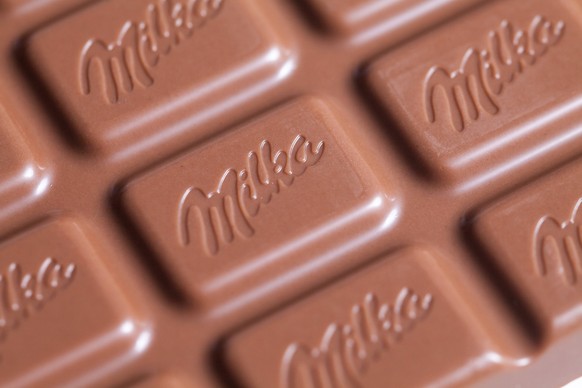 Milka Logo auf Schokolade Alpenmilch *** Milka logo on chocolate Alpine milk