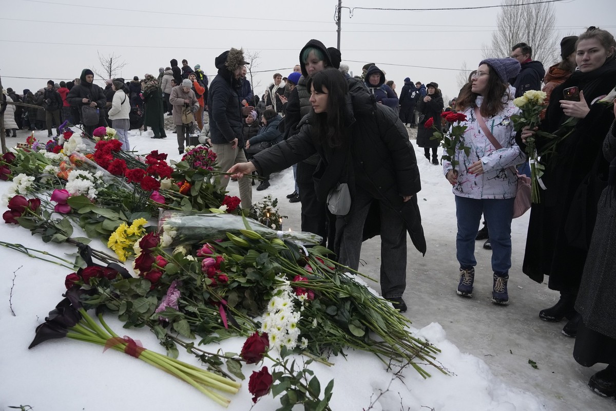 01.03.2024, Russland, Moskau: Menschen legen Blumen nieder, um dem russischen Oppositionellen Nawalny die letzte Ehre zu erweisen, in einer Straße unweit des Friedhofs Borisowskoje. Unter starker Poli ...